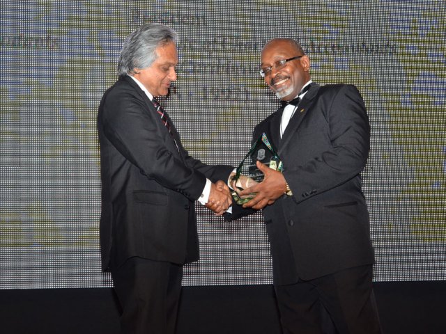 Ronald Alli Accepts ICAC Award